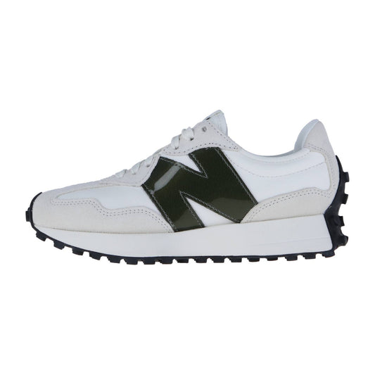 Der New Balance WS327V1 hat ein weißes Obermaterial mit grauen Wildlederakzenten, ein auffälliges dunkelgrünes "N"-Logo und eine schwarze, robuste Sohle, die Sea Salt Moonbeam Gum-Töne mit klassischem Retro-Stil verbindet.