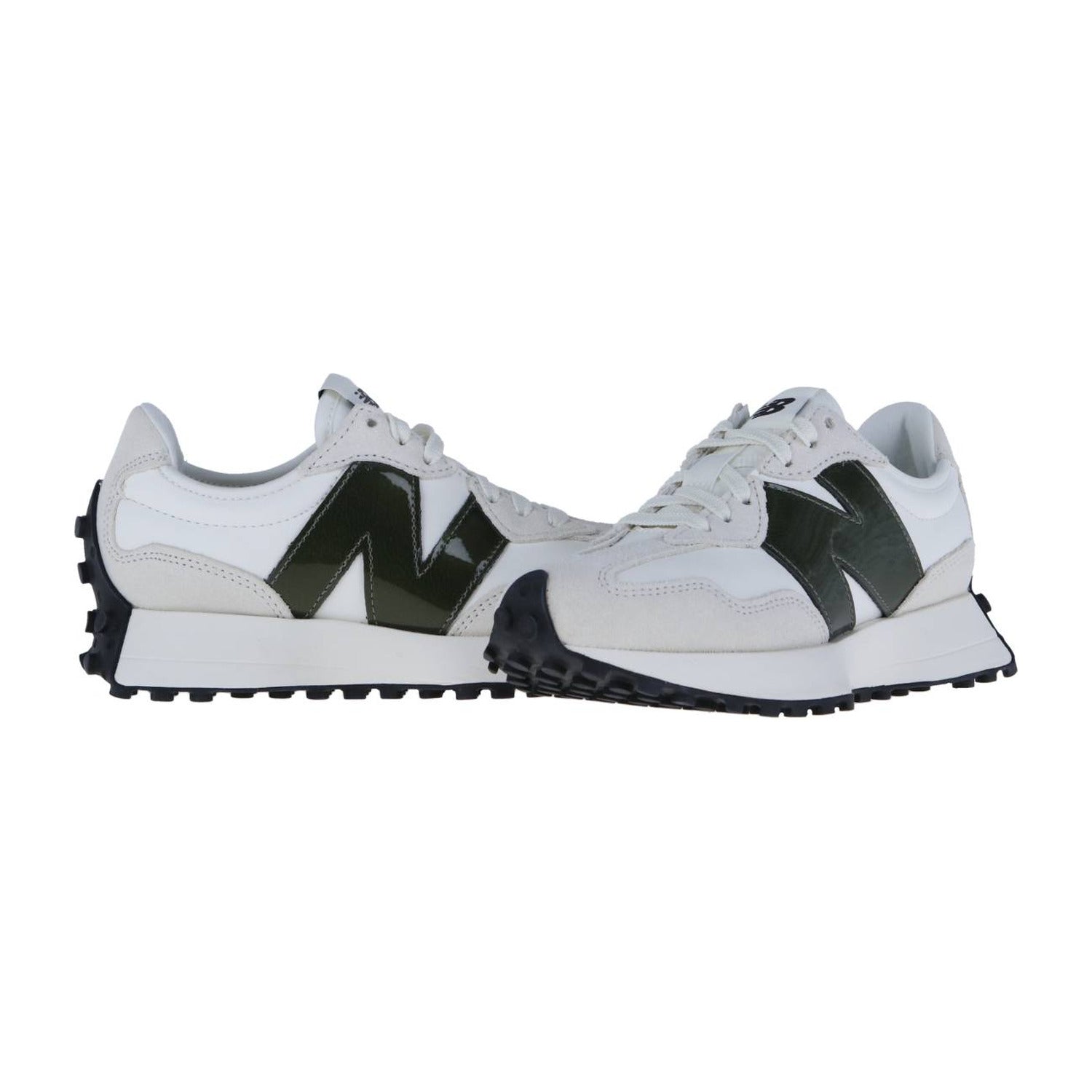 Ein Paar New Balance WS327V1 Turnschuhe mit weißem Obermaterial, dunkelgrünen N-Logos, grauen Wildlederakzenten und schwarzen strukturierten Sohlen; ein Schuh zeigt nach vorne, der andere ist leicht nach außen gewinkelt.