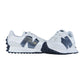 Ein Paar New Balance WS327V1 Damen-Sneaker in Weiß und Grau mit schwarzer Sohle und einem auffälligen N-Logo an den Seiten, das auf einem schlichten weißen Hintergrund gezeigt wird. Dieses retro-inspirierte Design verbindet zeitlosen Stil mit modernem Komfort.