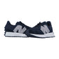Ein Paar New Balance WS327V1-Sneaker in Marineblau mit klobigen weißen Sohlen und großen N-Logos an den Seiten stehen sich auf einem einfarbig weißen Hintergrund gegenüber.