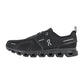 Der On CLOUD 6 WP ist ein schwarzer, sportlicher Laufschuh mit einer dicken, segmentierten Sohle mit CloudTec Dämpfung, Schnürverschluss, dezenten, reflektierenden Akzenten und dem On-Logo. Teil der wasserdichten Laufschuhe Reihe.