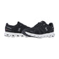 Ein Paar schwarze On CLOUD 6 Laufschuhe mit weißer CloudTec-Sohle und dem On-Logo, das die Schweizer Ingenieurskunst unterstreicht. Ein Schuh steht aufrecht, der andere lehnt sich nach vorne und zeigt das charakteristische segmentierte Sohlendesign.
