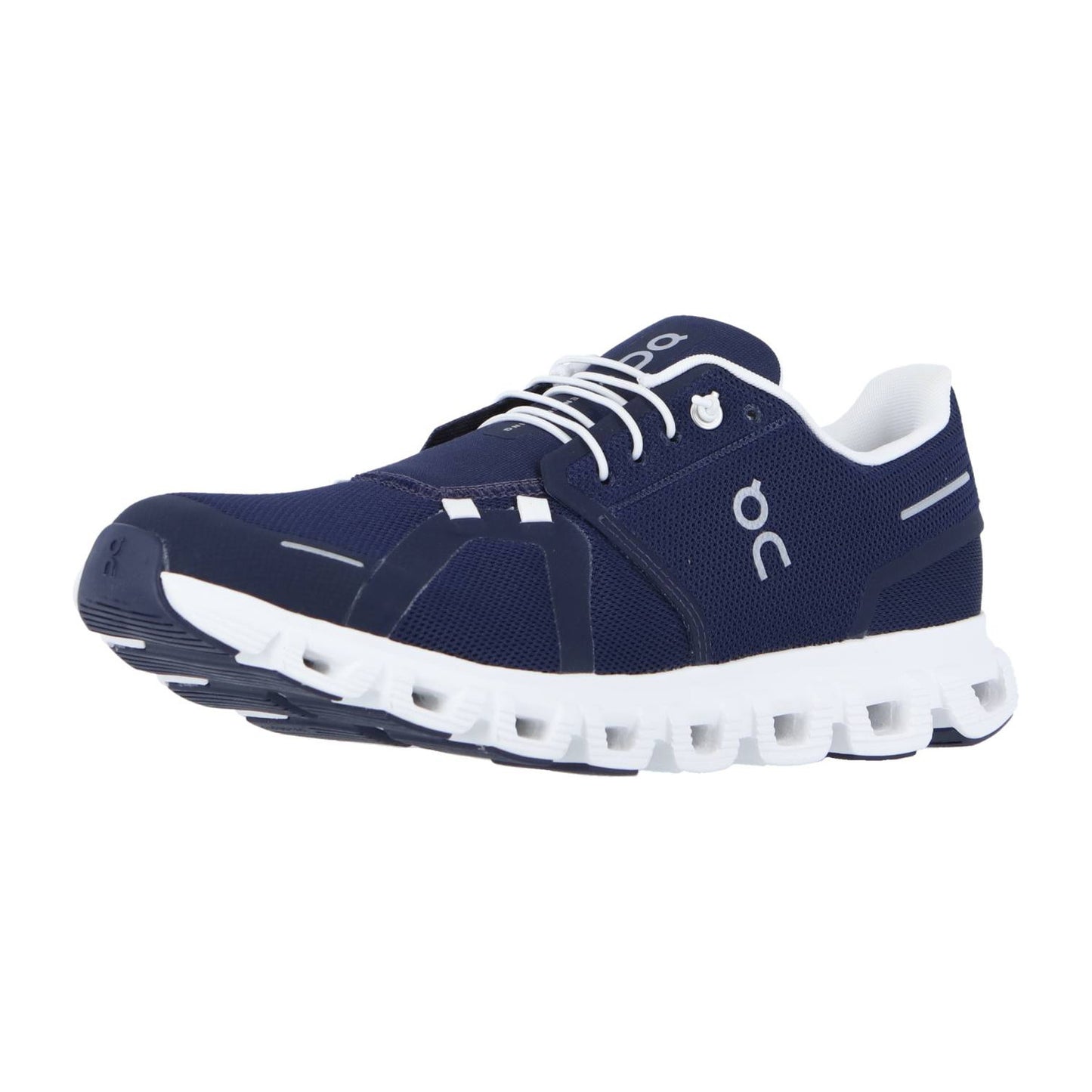 Der On CLOUD 6 ist ein marineblauer und weißer Laufschuh mit einem Obermaterial aus Mesh, weißen Schnürsenkeln, einer gepolsterten weißen Sohle mit ausgehöhlten Segmenten und innovativer CloudTec-Dämpfung für zusätzlichen Halt.