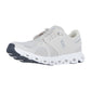 Der On CLOUD 6 ist ein hellbeiger Sportschuh mit CloudTec-Dämpfung, weißem Mesh-Obermaterial, weißen Schnürsenkeln und einer einzigartigen segmentierten weißen Sohle, die Schweizer Ingenieurskunst und fortschrittliche Leistung unterstreicht.