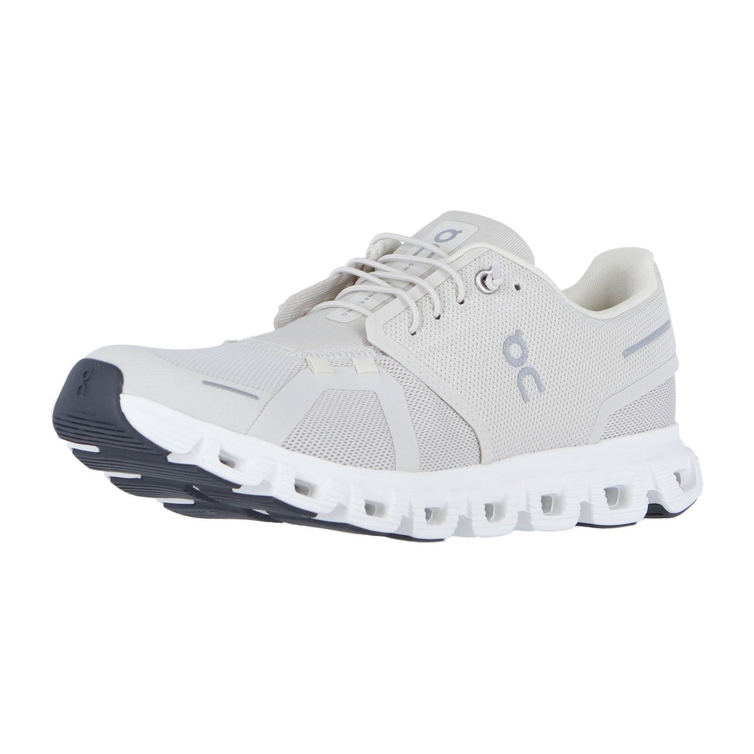 Der On CLOUD 6 ist ein hellbeiger Sportschuh mit CloudTec-Dämpfung, weißem Mesh-Obermaterial, weißen Schnürsenkeln und einer einzigartigen segmentierten weißen Sohle, die Schweizer Ingenieurskunst und fortschrittliche Leistung unterstreicht.