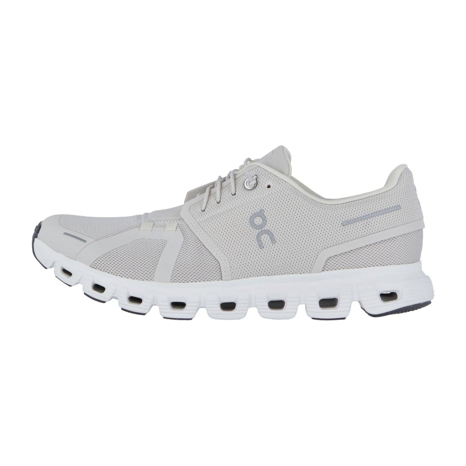 Der On CLOUD 6 ist ein hellgrauer Sportschuh mit CloudTec-Dämpfung, weißer Sohle mit rechteckigen Aussparungen, Obermaterial aus Mesh, seitlichem ON-Logo und klassischem Schnürdesign, der Schweizer Ingenieurskunst in seiner flachen Silhouette präsentiert.