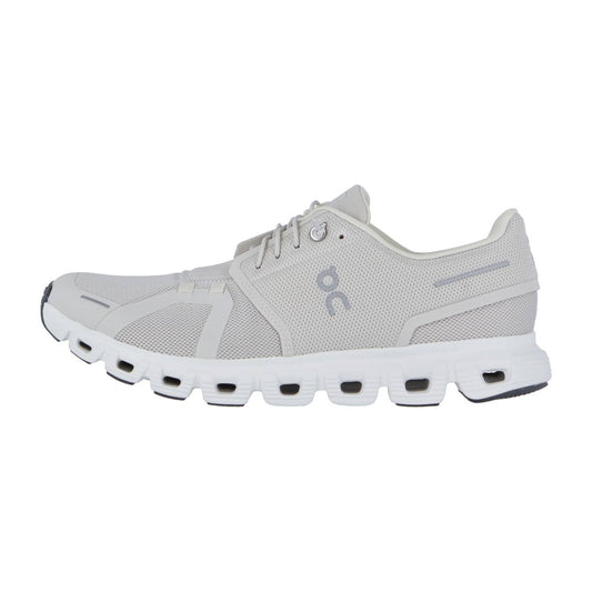 Der On CLOUD 6 ist ein hellgrauer Sportschuh mit CloudTec-Dämpfung, weißer Sohle mit rechteckigen Aussparungen, Obermaterial aus Mesh, seitlichem ON-Logo und klassischem Schnürdesign, der Schweizer Ingenieurskunst in seiner flachen Silhouette präsentiert.