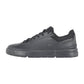 THE ROGER ADVANTAGE von On ist ein schwarzer Low-Top-Sport-Sneaker mit Schweizer Performance-Technologie, Schnürverschluss, dicker Sohle, minimalistischen Details und einem kleinen Logo an der Seite.