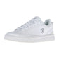 Der ON THE ROGER ADVANTAGE ist ein weißer Low-Top-Sneaker mit Schnürsenkeln, dem On-Logo an der Seite und auf der Zunge sowie einer gepolsterten Sohle, die von der Schweizer Performance-Technologie inspiriert ist und für modischen Komfort sorgt.