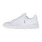 THE ROGER ADVANTAGE von On ist ein weißer Low-Top-Sneaker mit Schnürung, dicker flacher Sohle, subtilen Perforationen und dem grauen ON-Logo - ein Beweis für den minimalistischen Stil und die unverkennbare Eleganz von Roger Federer.