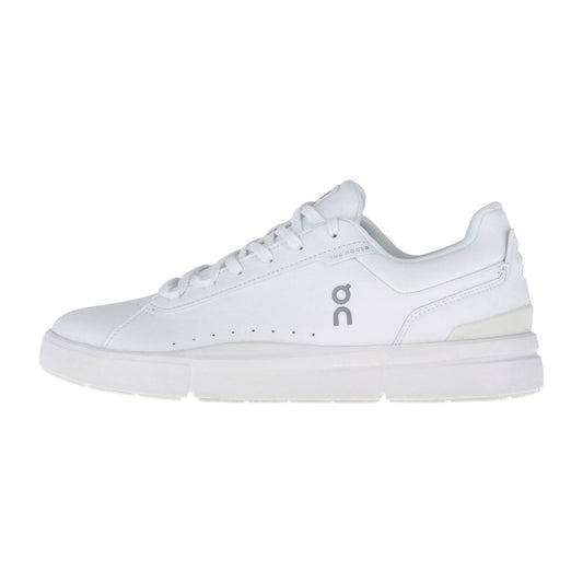 THE ROGER ADVANTAGE von On ist ein weißer Low-Top-Sneaker mit Schnürung, dicker flacher Sohle, subtilen Perforationen und dem grauen ON-Logo - ein Beweis für den minimalistischen Stil und die unverkennbare Eleganz von Roger Federer.