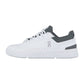THE ROGER ADVANTAGE von On ist ein weißer, sportlicher Sneaker mit grauen Akzenten, Schnürung, perforierten Seiten und dem On-Logo am Mittelfuß. Inspiriert von Roger Federer und Swiss Performance Tech, verfügt er über eine klobige weiße Sohle für zusätzlichen Halt.
