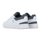 Ein Paar weiße On THE ROGER ADVANTAGE Sneakers mit grauen Akzenten, von hinten und von der Seite gesehen. Sie verfügen über ein dezentes Branding, ein minimalistisches Design und Schweizer Performance-Technologie.