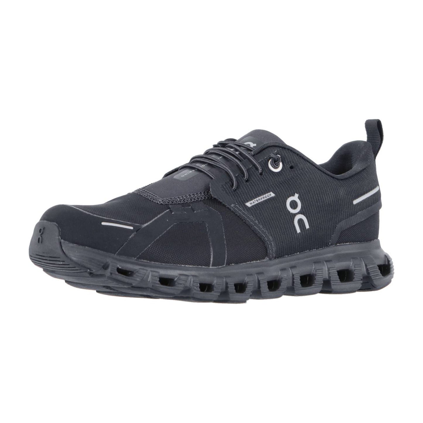 Der On CLOUD 6 WP ist ein schwarzer Sportschuh mit einem Obermaterial aus Mesh, CloudTec-Dämpfung in der Gummisohle mit charakteristischen Hohlräumen und weißem On-Branding an der Seite und auf der Zunge.