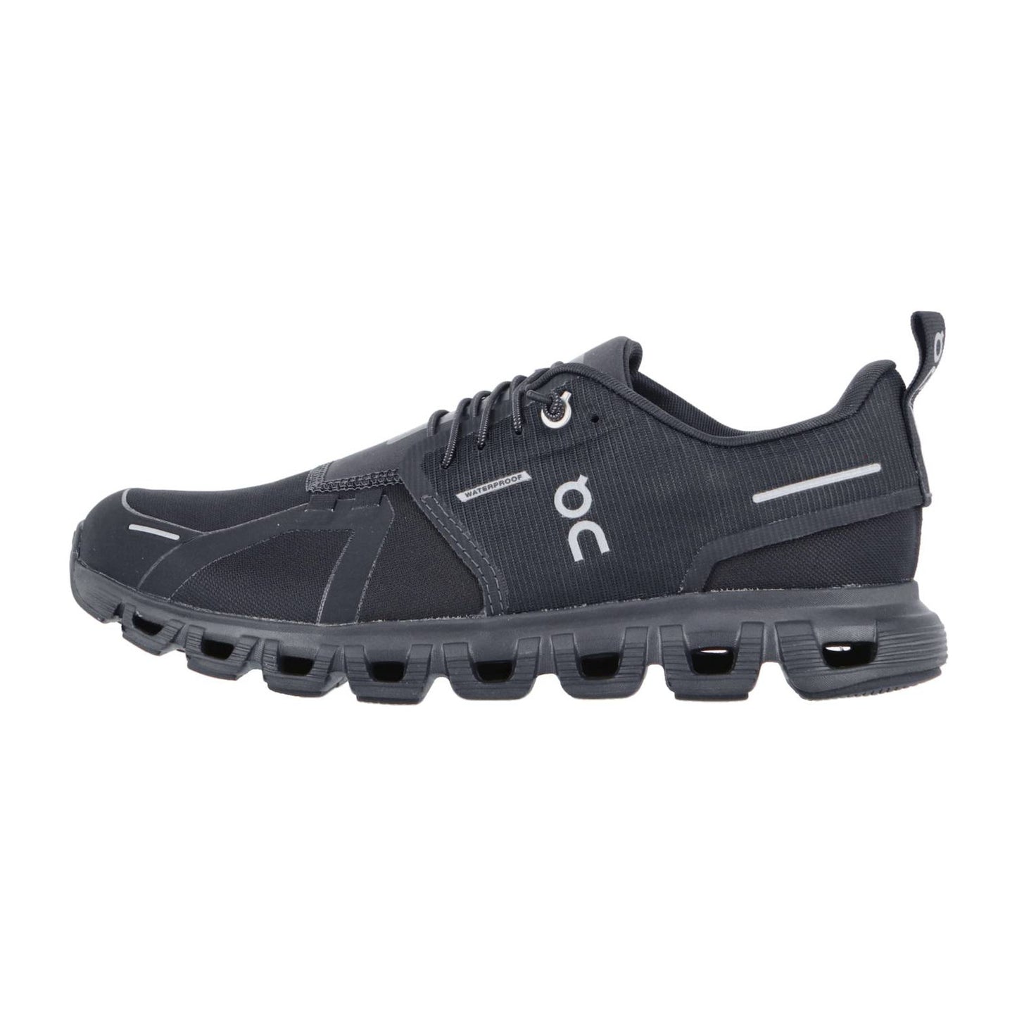 Der On CLOUD 6 WP ist ein schwarzer Sport-Sneaker mit CloudTec-Dämpfung für mehr Komfort, niedrig geschnittenem Design, schwarzen Schnürsenkeln, dezenten reflektierenden Akzenten und dem On-Logo an der Seite.