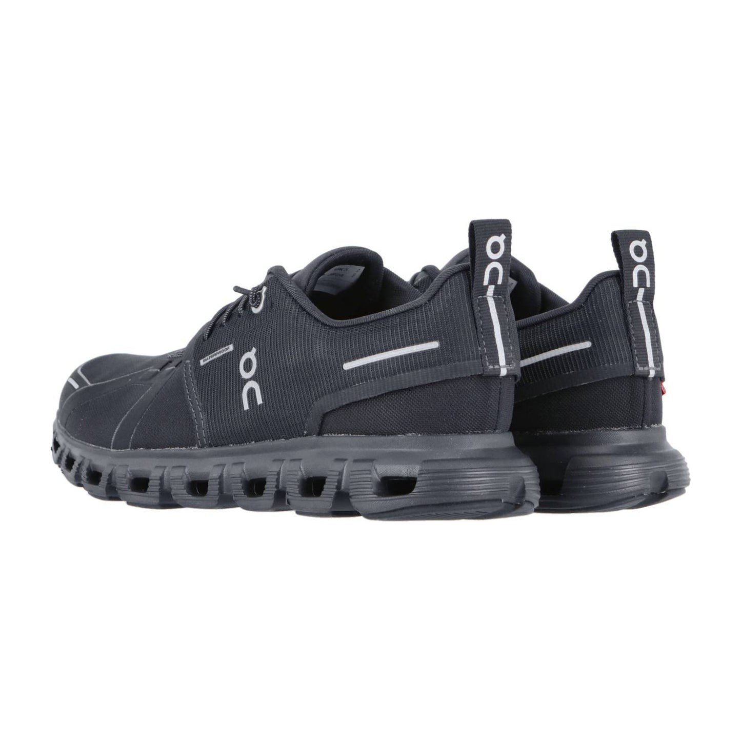 Ein Paar schwarzer On CLOUD 6 WP Laufschuhe mit dicker CloudTec Dämpfung Sohle und weißen On Logos an den Seiten und Fersen, dargestellt von hinten auf weißem Hintergrund. Wasserdichte Konstruktion für Allwetter-Performance.