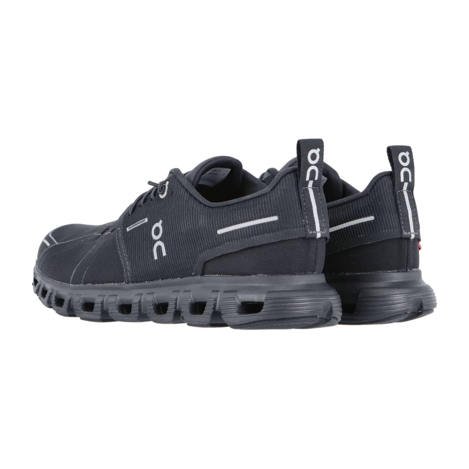 Ein Paar schwarzer On CLOUD 6 WP Laufschuhe mit dicker CloudTec Dämpfung Sohle und weißen On Logos an den Seiten und Fersen, dargestellt von hinten auf weißem Hintergrund. Wasserdichte Konstruktion für Allwetter-Performance.