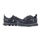 Ein Paar On CLOUD 6 WP schwarzer wasserdichter Sneaker mit CloudTec-Dämpfung, Mesh-Obermaterial und reflektierenden Details; markante segmentierte Sohle in Seitenansicht und schräger Vorderansicht auf weißem Hintergrund.