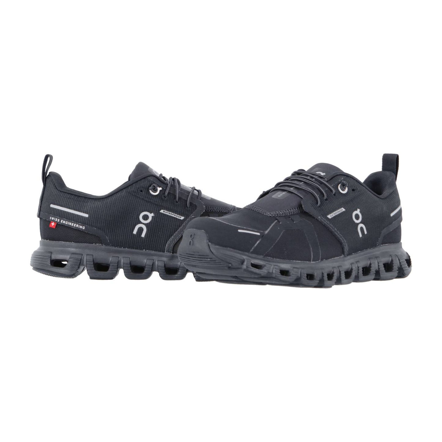 Ein Paar On CLOUD 6 WP schwarzer wasserdichter Sneaker mit CloudTec-Dämpfung, Mesh-Obermaterial und reflektierenden Details; markante segmentierte Sohle in Seitenansicht und schräger Vorderansicht auf weißem Hintergrund.