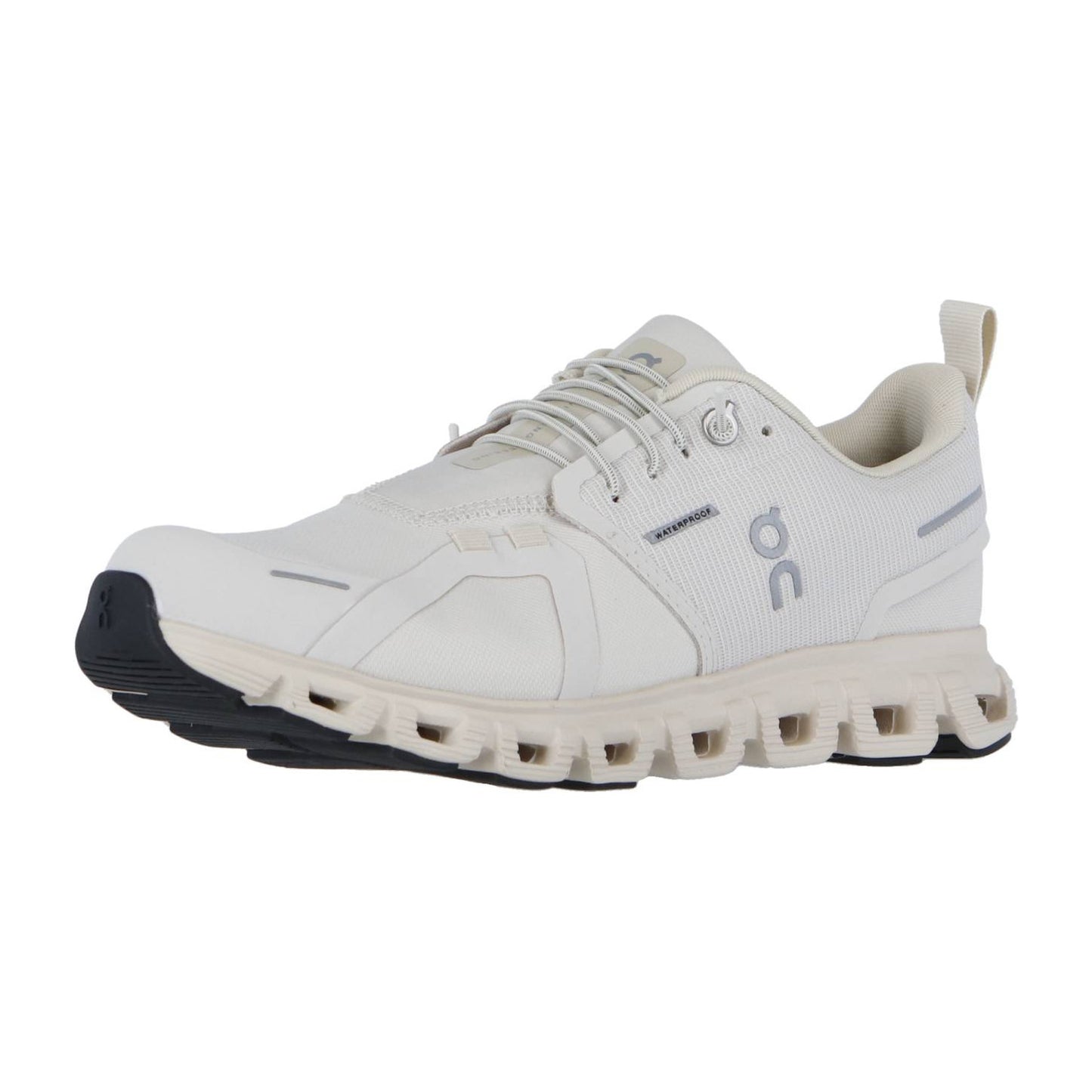 Der On CLOUD 6 WP Sneaker in Weiß und Beige hat ein Obermaterial aus Mesh, einen Schnürverschluss, ein ON-Logo an der Seite und eine markante, segmentierte Sohle mit CloudTec Dämpfung, die schräg auf weißem Grund steht.