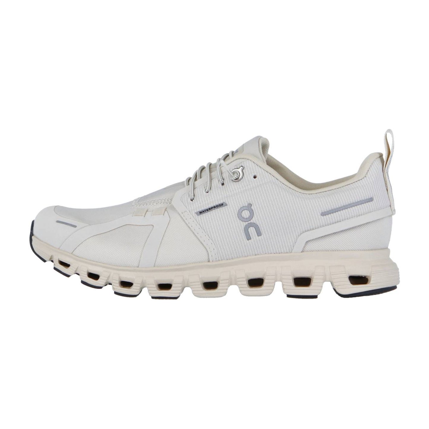 Der On CLOUD 6 WP ist ein weißer, sportlicher Sneaker mit grauen Akzenten, Schnürverschluss, kleinem ON-Logo und einer dicken, segmentierten Sohle mit CloudTec Dämpfung - modern, leicht und perfekt zum Laufen oder für die Freizeit.