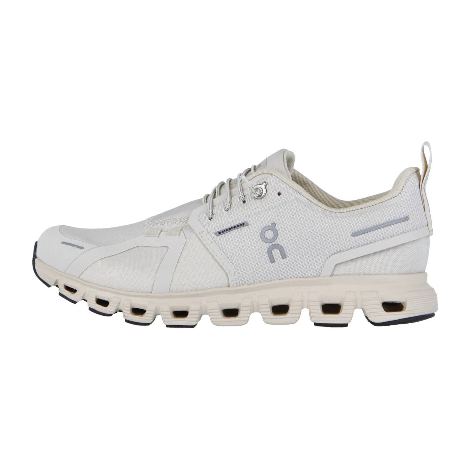 Der On CLOUD 6 WP ist ein weißer, sportlicher Sneaker mit grauen Akzenten, Schnürverschluss, kleinem ON-Logo und einer dicken, segmentierten Sohle mit CloudTec Dämpfung - modern, leicht und perfekt zum Laufen oder für die Freizeit.