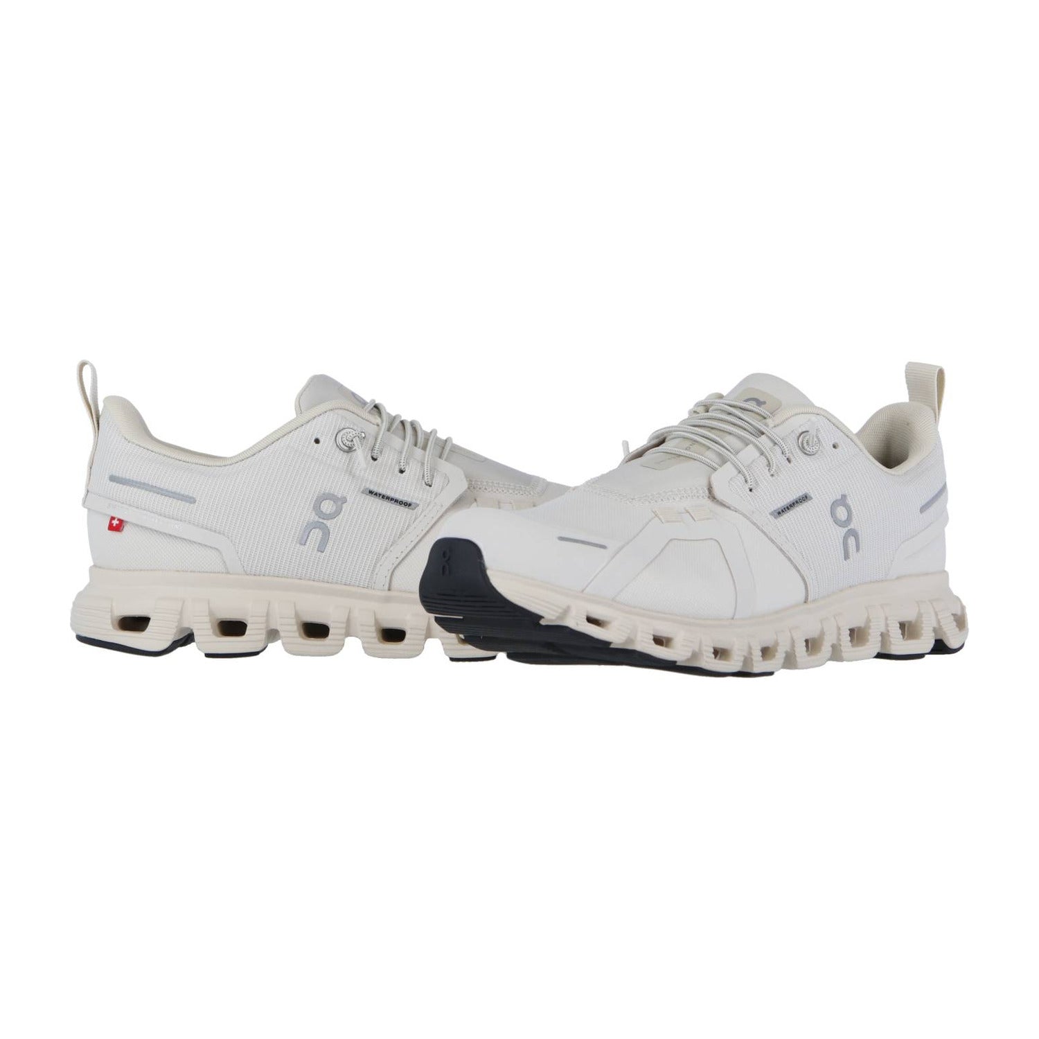 Die On CLOUD 6 WP Sneakers sind stylische, weiße Sportschuhe mit grauen und schwarzen Akzenten, dem ON-Logo und einer einzigartigen segmentierten Sohle mit CloudTec Dämpfung für Komfort. Diese Hochleistungs-Sneaker sind außerdem wasserdicht.
