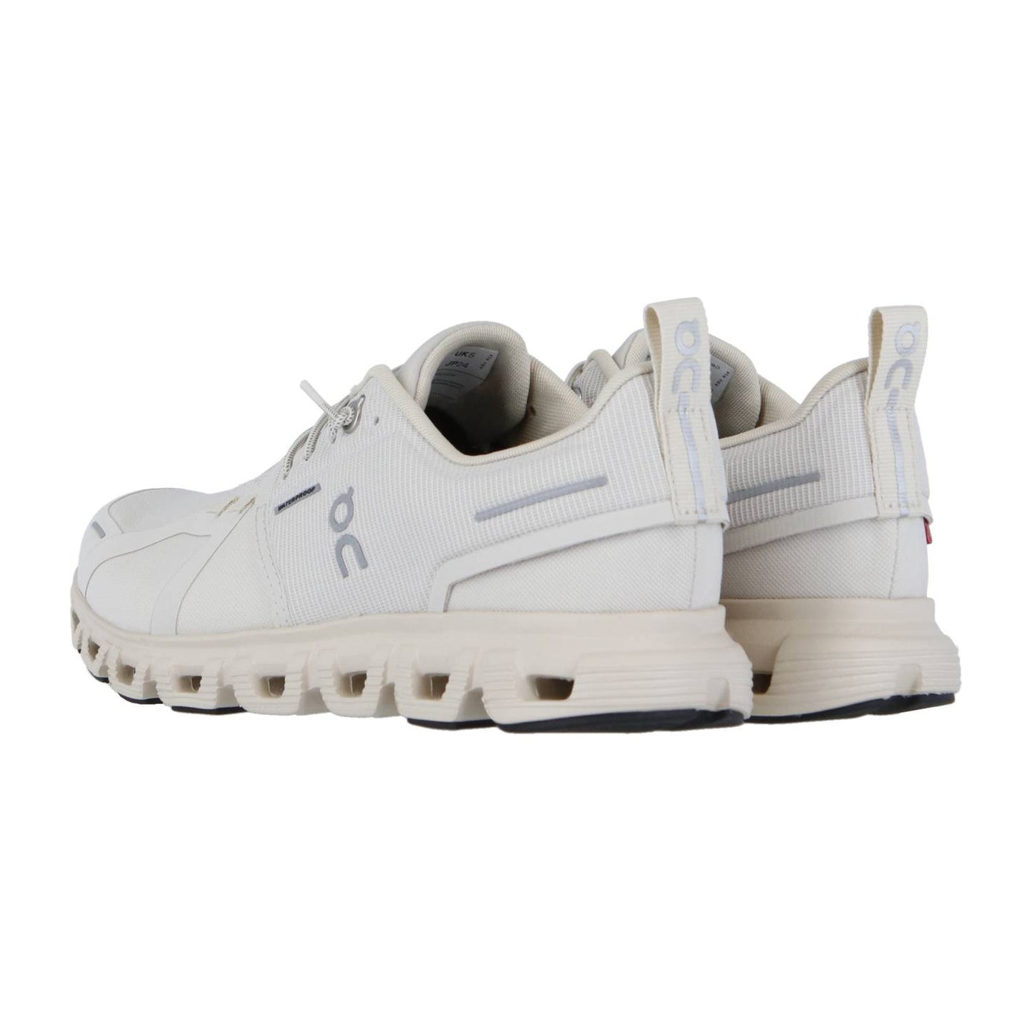 Der On CLOUD 6 WP ist ein Paar weißer, wasserdichter Sneaker mit dem On-Logo, einer segmentierten CloudTec-Dämpfungssohle und Zuglaschen an der Ferse, von hinten gesehen auf weißem Hintergrund.