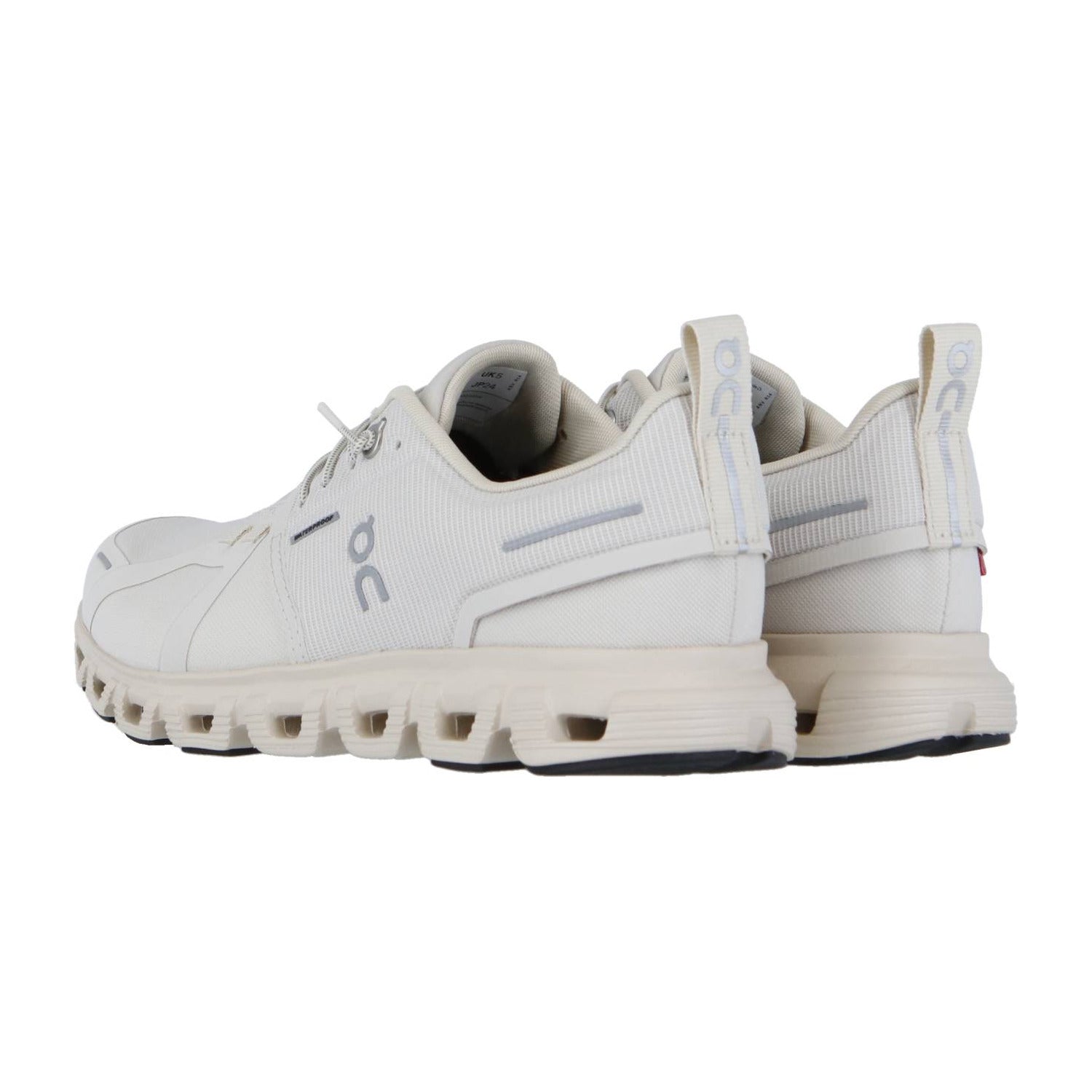 Der On CLOUD 6 WP ist ein Paar weißer, wasserdichter Sneaker mit dem On-Logo, einer segmentierten CloudTec-Dämpfungssohle und Zuglaschen an der Ferse, von hinten gesehen auf weißem Hintergrund.