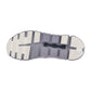 Das Bild zeigt die Sohle des On CLOUD 6 WP Sneakers, die in Grau und Off-White gehalten ist und mit tiefen Rillen und strukturierten Abschnitten für Traktion und Flexibilität sorgt.