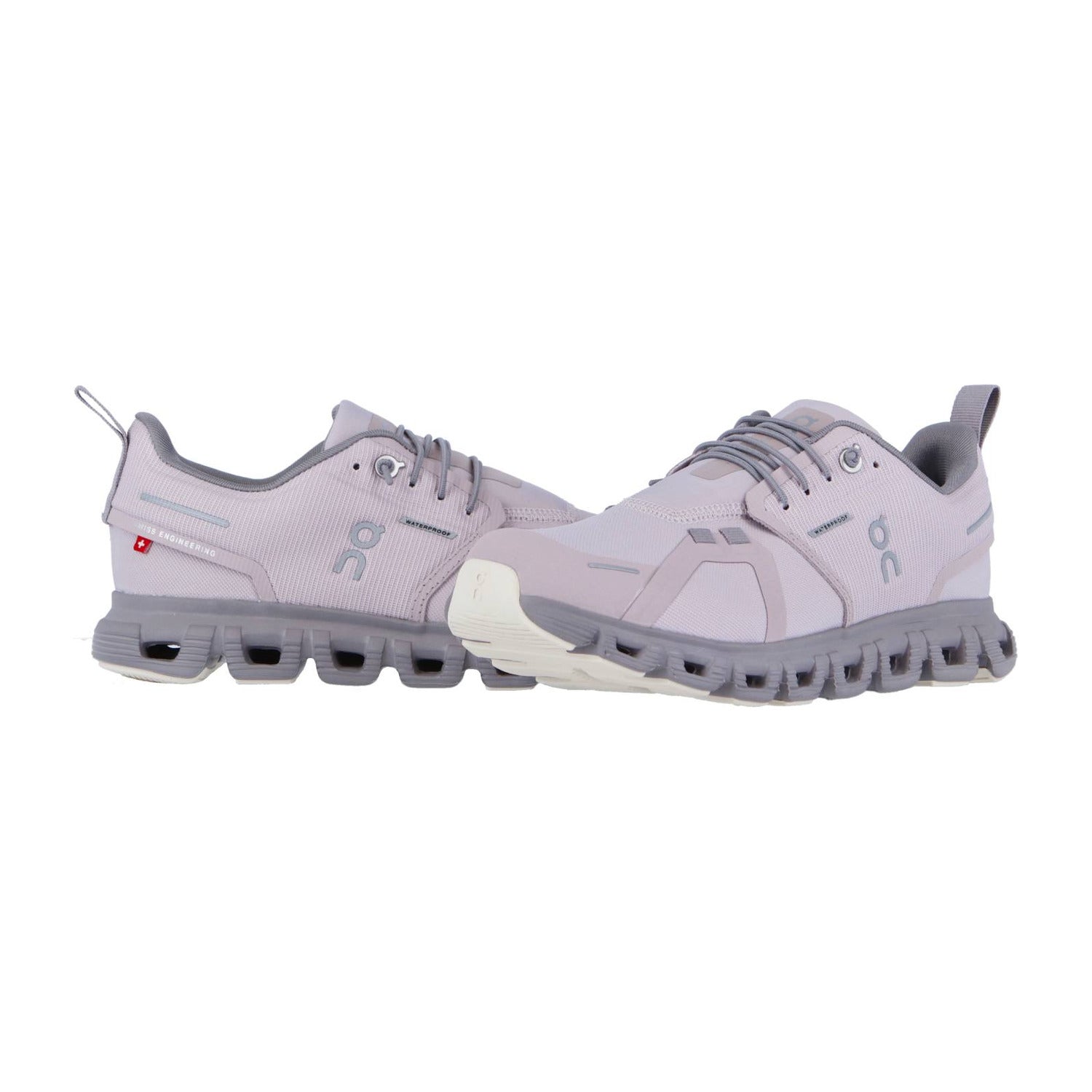 Die On CLOUD 6 WP Sportschuhe in Hellgrau verfügen über eine klobige, segmentierte Sohle mit CloudTec-Dämpfung und einem dezenten seitlichen Branding, das auf weißem Hintergrund zu sehen ist.