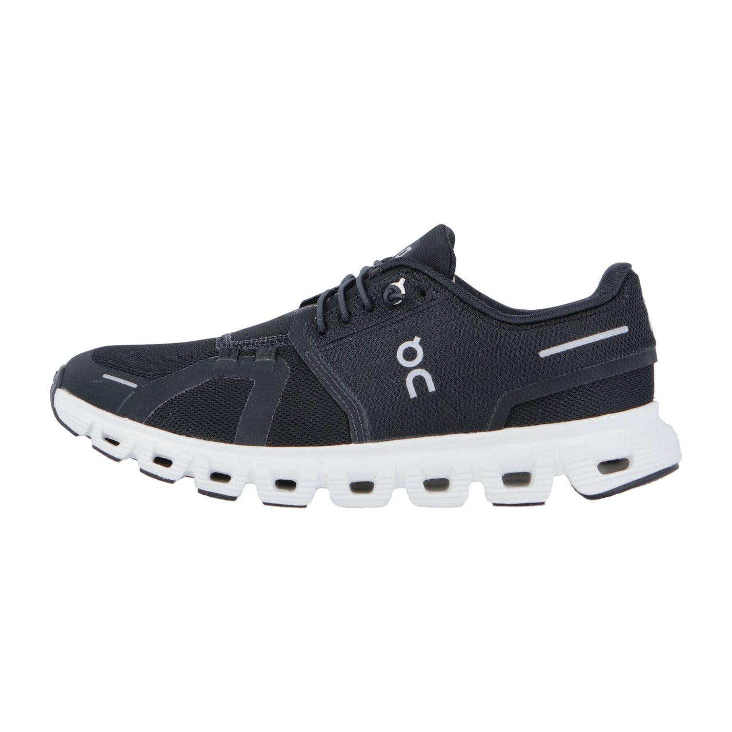 Der On CLOUD 6 ist ein schwarzer Sport-Sneaker mit weißen Akzenten, weißen Schnürsenkeln und einer dicken, segmentierten Sohle. Er verfügt über atmungsaktives Mesh, die charakteristische CloudTec-Dämpfung und Schweizer Ingenieurskunst für ganztägigen Komfort.