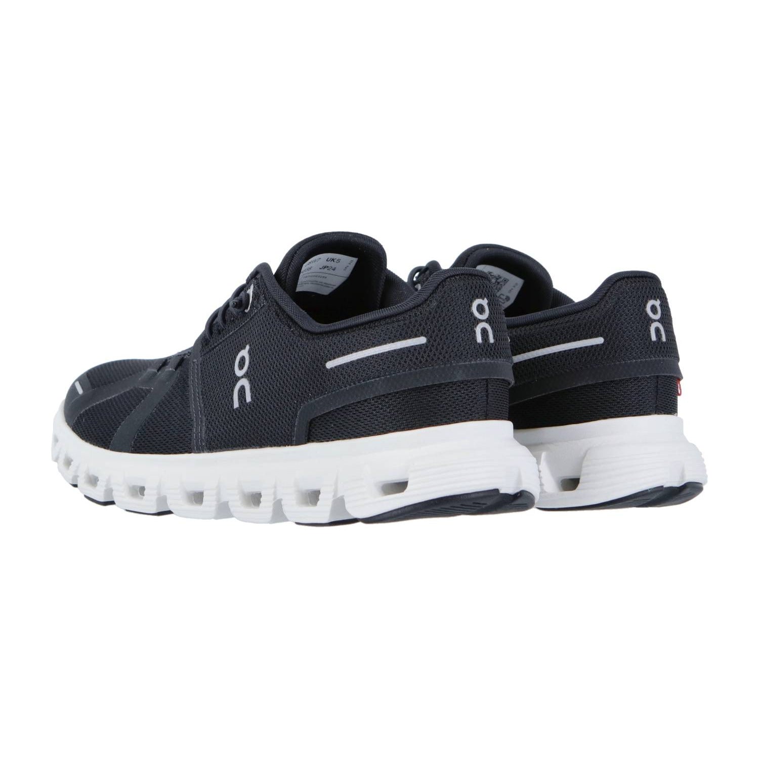 Ein Paar On CLOUD 6 Laufschuhe in Schwarz mit weißer Sohle, gezeigt aus einer schrägen Rückansicht. Zu den Merkmalen gehören Mesh-Obermaterial, das On-Logo und die CloudTec Dämpfung-Laufsohle, die die Schweizer Ingenieurskunst präsentiert.