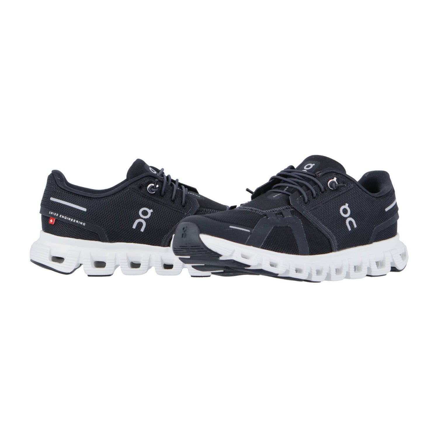 Die On CLOUD 6 Sneakers in Schwarz verfügen über eine weiße Sohle, das ikonische On-Logo an den Seiten und eine segmentierte CloudTec-Zwischensohle für hervorragende Dämpfung - ein Beweis für Schweizer Ingenieurskunst.