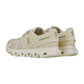 Die On CLOUD 6 Sneakers in Beige haben ein Obermaterial aus Mesh, graue ON-Logos an den Seiten und an der Ferse und eine markante, geriffelte Sohle mit CloudTec Dämpfung für Komfort. Sie sind in einem Winkel positioniert, um die Rück- und Seitenansicht zu zeigen.