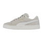 Der Puma Suede XL ist ein hellbeiger Streetwear-Sneaker mit weißer Sohle, weißem Puma-Logo-Streifen und goldenem Branding-Detail an den Schnürsenkeln.