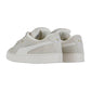 Ein Paar hellbeige Puma Suede XL Sneakers mit weißer Sohle und Seitenstreifen wird von hinten und von der Seite gezeigt. Das goldene Puma-Logo an der Ferse vervollständigt diesen Retro-Streetwear-Look.