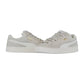 Die Puma Suede XL Sneakers in Hellgrau haben eine weiße Sohle, weiße Puma-Streifen und ein goldenes Branding an der Seite. Sowohl von der Seite als auch von schräg vorne sind sie eine stylische Retro-Ergänzung für jede Streetwear-Sneaker-Kollektion.