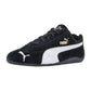 Der Puma Speedcat OG Sneaker hat ein schwarzes Design mit weißen und goldenen Akzenten, darunter ein goldenes Puma-Logo an der Seite und der Zunge, sowie einen weißen Seitenstreifen - eine echte Racing-Lifestyle-Ikone.
