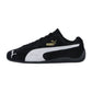 Der Puma Speedcat OG ist ein schwarzer Wildleder-Motorsport-Sneaker mit weißem Logostreifen, goldenem Branding oberhalb des Streifens und einer niedrigprofiligen Gummisohle - perfekt für den klassischen Racing-Lifestyle-Stil.