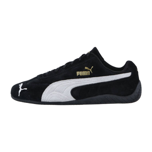Der Puma Speedcat OG ist ein schwarzer Wildleder-Motorsport-Sneaker mit weißem Logostreifen, goldenem Branding oberhalb des Streifens und einer niedrigprofiligen Gummisohle - perfekt für den klassischen Racing-Lifestyle-Stil.