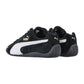 Die Puma Speedcat OG Sneakers zeigen ein schwarzes Design mit weißen Streifen, goldenen Puma-Logos und strukturierten schwarzen Sohlen - von hinten auf weißem Hintergrund, perfekt für einen Racing-Lifestyle Motorsport-Look.