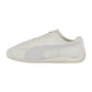 Der Puma Speedcat OG Sneaker aus beigem Wildleder hat ein niedriges Profil, eine Schnürung und einen charakteristischen seitlichen Formstrip, der in der Seitenansicht auf weißem Hintergrund zu sehen ist - ideal für einen Motorsport-inspirierten Look.