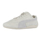 Der Puma Speedcat OG ist ein beiger Wildleder-Motorsport-Sneaker mit einem Low-Top-Design, einem schlanken, minimalistischen Racing-Lifestyle-Look, einer strukturierten Gummisohle und einem dezenten Puma-Branding, das vom klassischen Speedcat OG inspiriert ist.