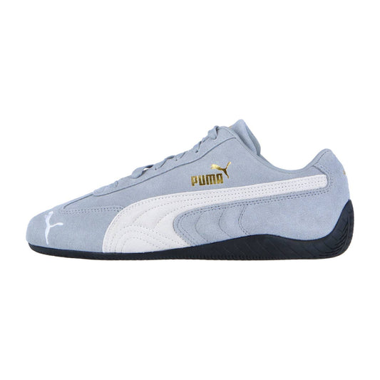 Ein Seitenprofil des Puma Speedcat OG Sneakers aus hellblauem Wildleder mit weißem Streifen, goldenem PUMA-Branding und schwarzer Gummisohle auf weißem Hintergrund.