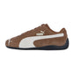 Der Puma Speedcat OG ist ein brauner Wildleder-Sneaker mit weißem Logo und Streifen, schwarzer Gummisohle und einem vom Rennsport inspirierten, flachen Design.