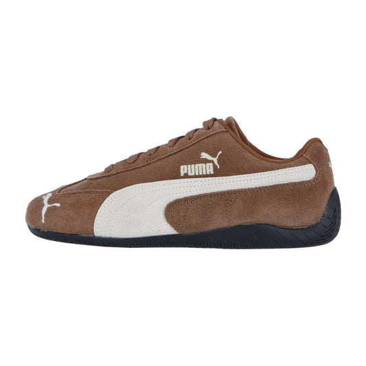 Der Puma Speedcat OG ist ein brauner Wildleder-Sneaker mit weißem Logo und Streifen, schwarzer Gummisohle und einem vom Rennsport inspirierten, flachen Design.