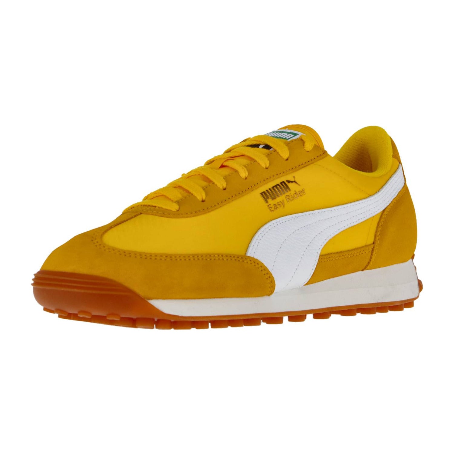 Der Puma Easy Rider Vintage Sneaker in Gelb und Orange hat einen weißen Puma-Streifen und eine Gummisohle, die schräg auf einem weißen Hintergrund steht.