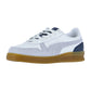 Der Puma Indoor Special ist ein retro-inspirierter Sneaker in Weiß und Grau mit grauen Wildlederakzenten, einer marineblauen Ferse, Gummisohle und dem charakteristischen Seitenstreifen-Logo. Der Hallenschuh ist vor einem weißen Hintergrund abgebildet.