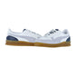 Die Puma Indoor Special Sneakers in Weiß und Marineblau haben Wildleder-Akzente und Gummisohlen, die Seite an Seite auf weißem Hintergrund ihren Retro-Indoor-Stil unterstreichen.